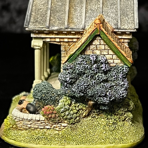 Lilliput Lane | The Pigsty | Collectors' Club - Picture 9 of 15